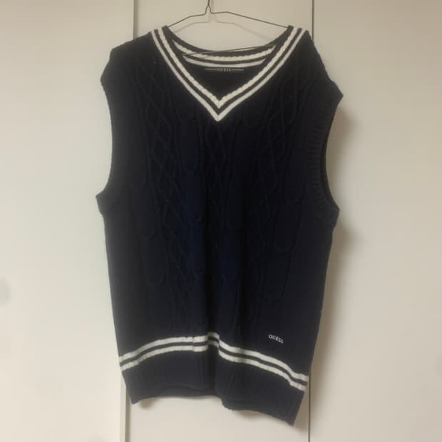 게스 네이비 브이넥 울조끼 105