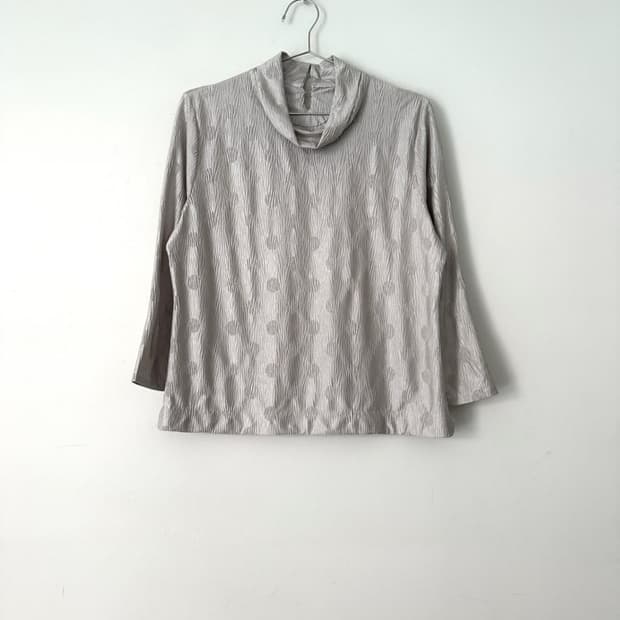 Silky dot mock neck top / grey