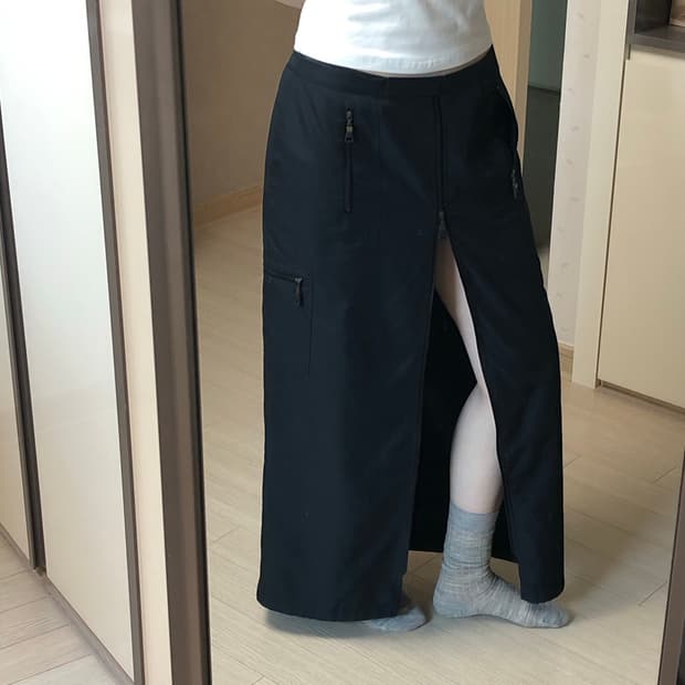 검정 나일론 앞지퍼 트임 맥시스커트 롱스커트 프라다스포츠 고프코어