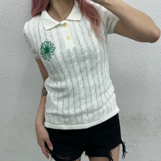 마르디 메르크디 자수 화이트 꽈배기 카라 반팔 니트