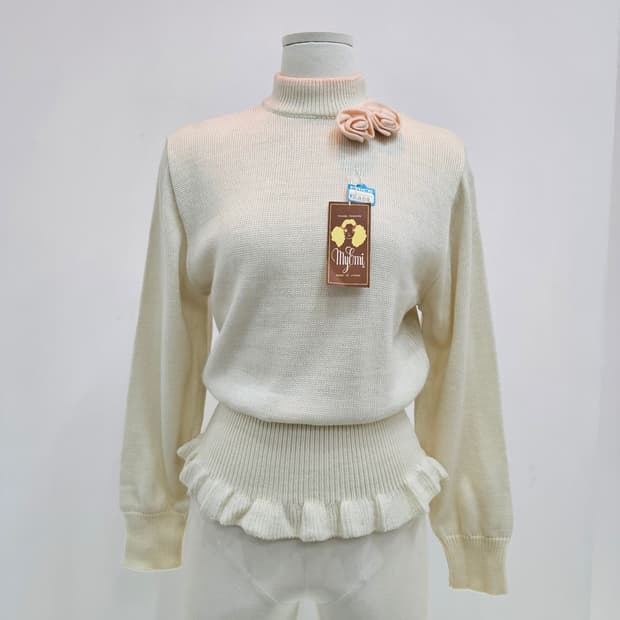 플라워 코사지 프릴 터틀넥 니트 