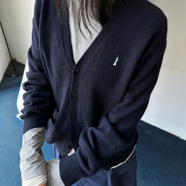 V-neck design stitch knit cardigan