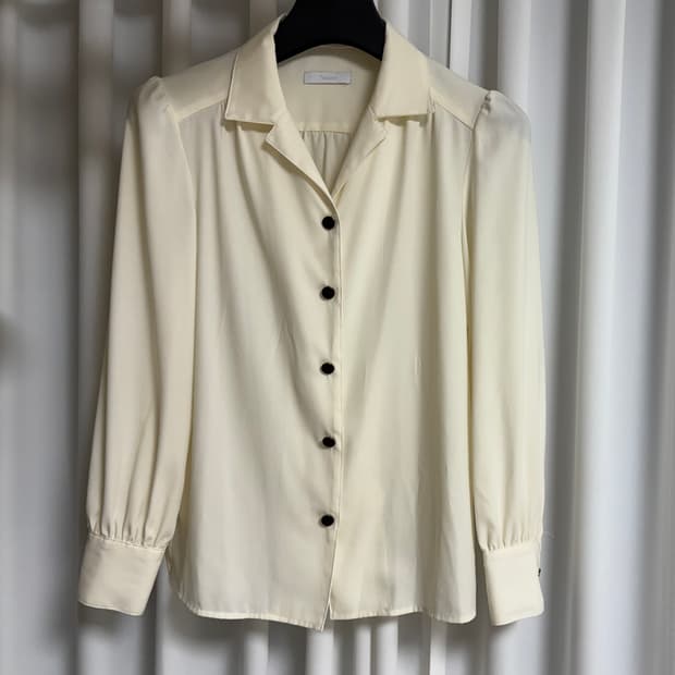 누브 셔링 노치드 블라우스 - 아이보리