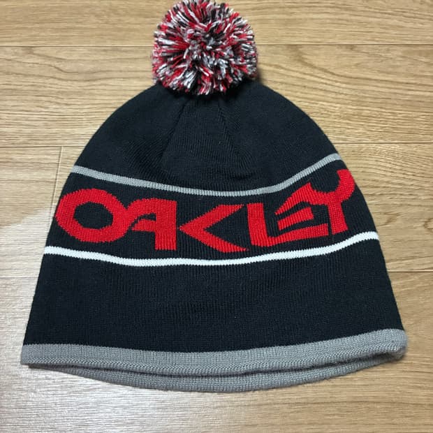 오클리 방울 비니