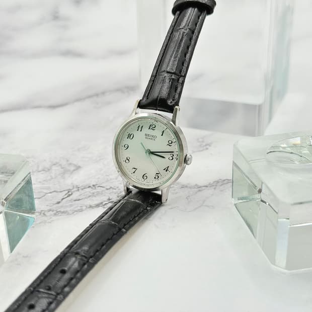 80s90s 빈티지 세이코 클래식 화이트 아라빅 미니멀 워치 