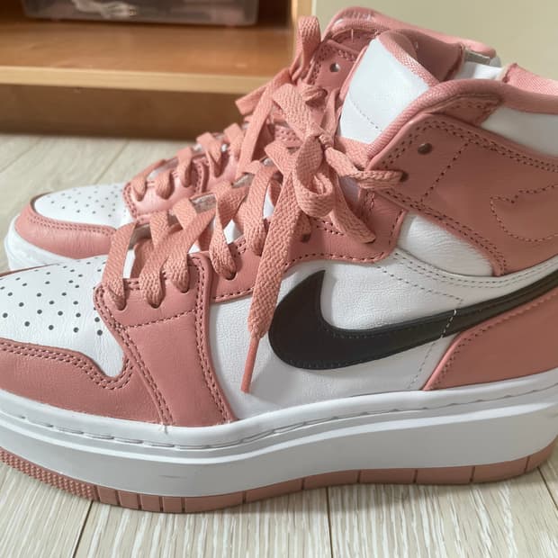 240나이키 에어 조던1 엘리베이트하이 레드스타더스트우먼스