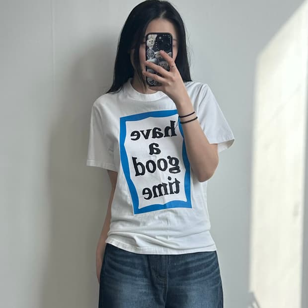 헤브어굿타임 박스로고 화이트 반팔 티셔프
