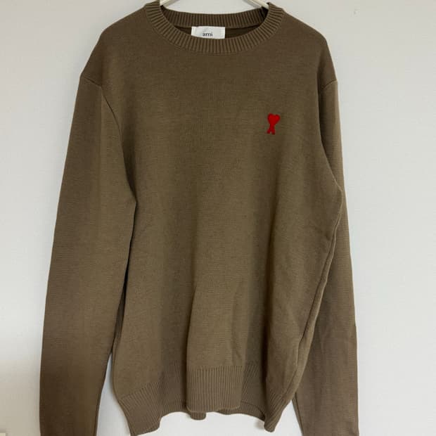 아미 스몰 하트 로고 크루넥 스웨터