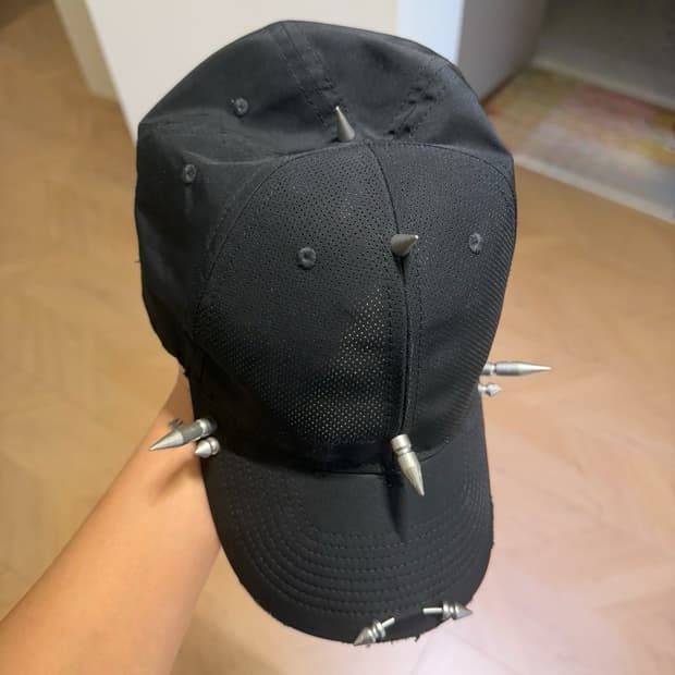 발렌시아가 25ss 퍼포레이티드 스파이크 마스크캡