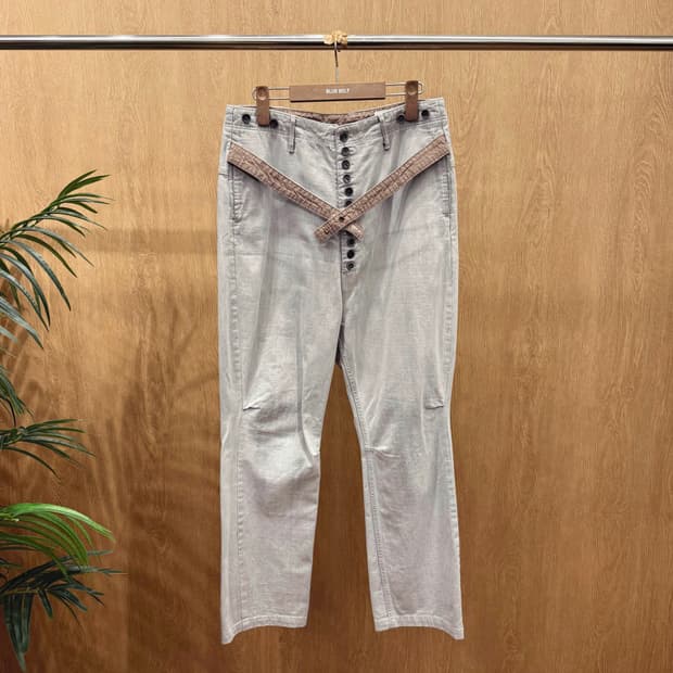 캐피탈 버튼 플라이 슬림 팬츠 워싱 벨트 디테일 라이트 그레이