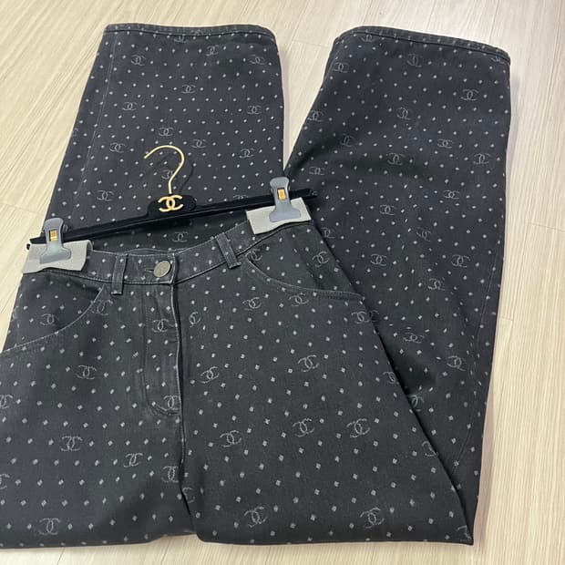 샤넬 23시즌 도트 로고프린트 데님 청바지