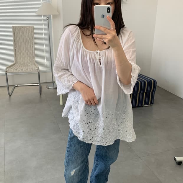 punching lace blouse