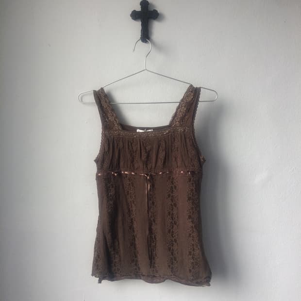 Lace sleeveless
