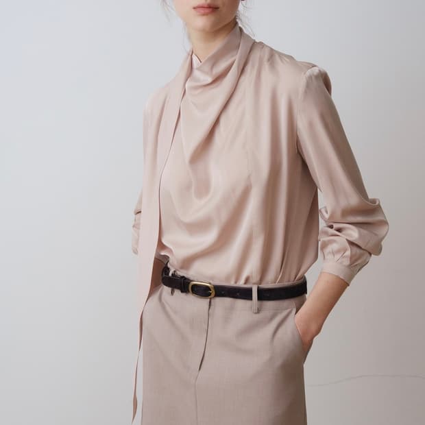 [새상품]오브베이지 바인 드레이프 타이 블라우스 팝니다(블러쉬 핑크)