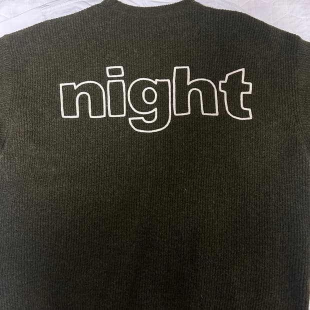 체인스티치 레터링 니트 풀오버 카키