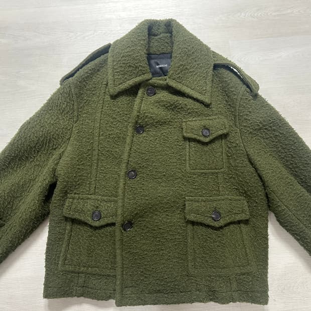 송지오 옴므 커브드 벨 코트 카키 50사이즈(신상)