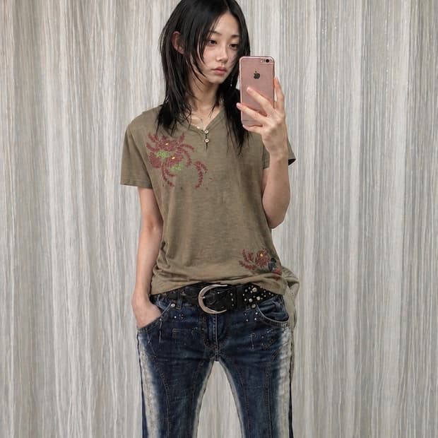 카키 자수 반팔 티셔츠