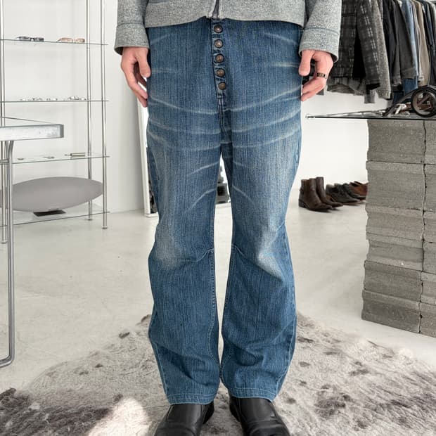 캐피탈 멀티 버튼 데님 팬츠