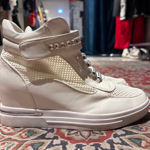 큐빅 화이트 하이탑 스니커즈