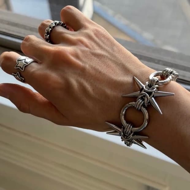 ORO SPIKED CHAIN BRACELET & SNEAKERS CHA
