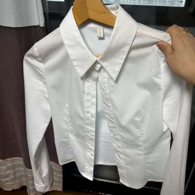 페일제이드 흰색 블라우스
