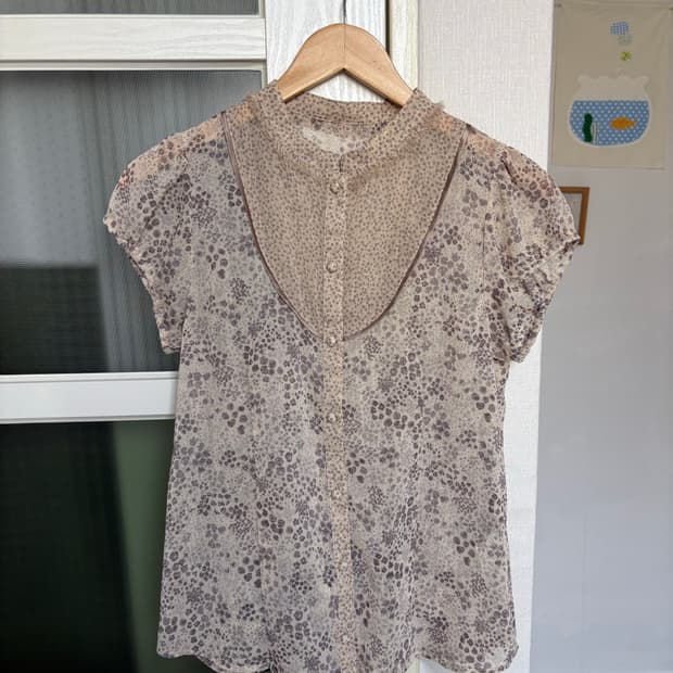 잔꽃 헨리넥 반소매 블라우스