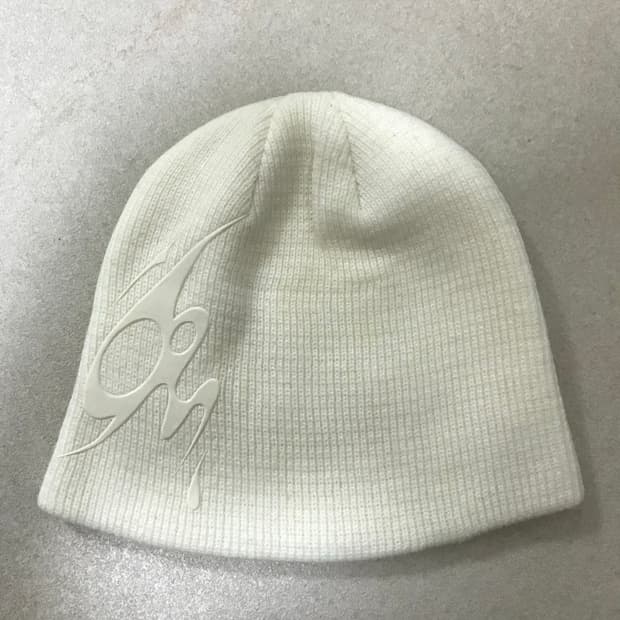 오호스 시즌 그래픽 엠보 비니 ojos