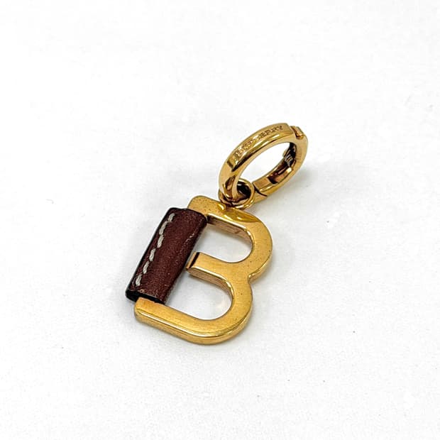 버버리 레더 디테일 B 로고 참 키링