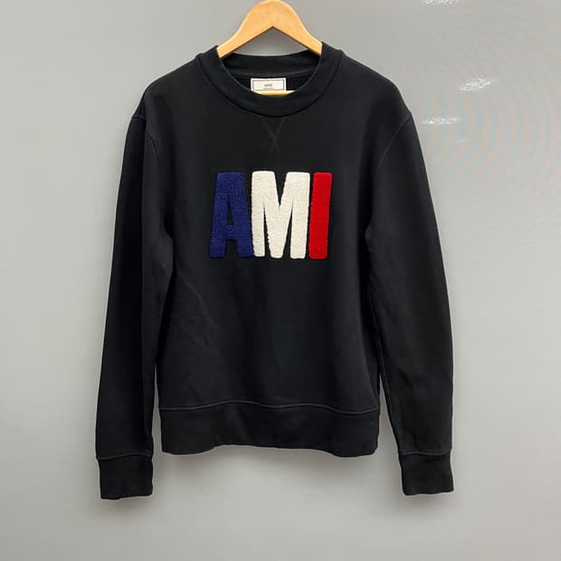 아미 AMI 로고 블랙 맨투맨