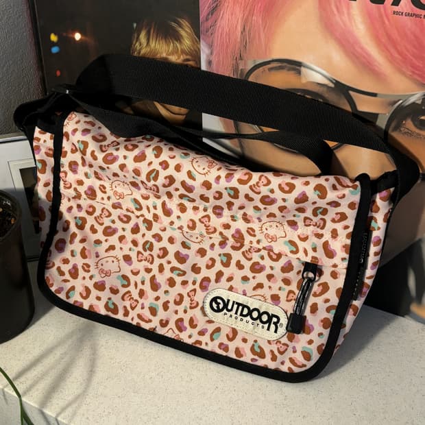 아웃도어 프로덕트 헬로키티 레오파드 메신저백