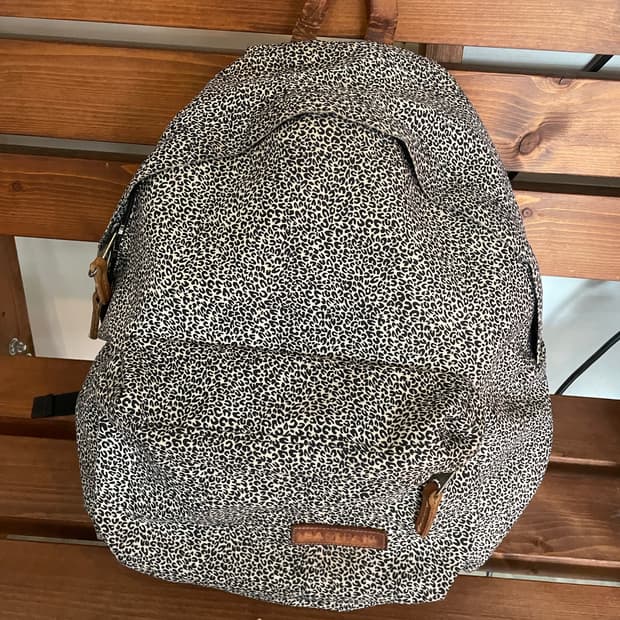 이스트팩 레오파드 백팩