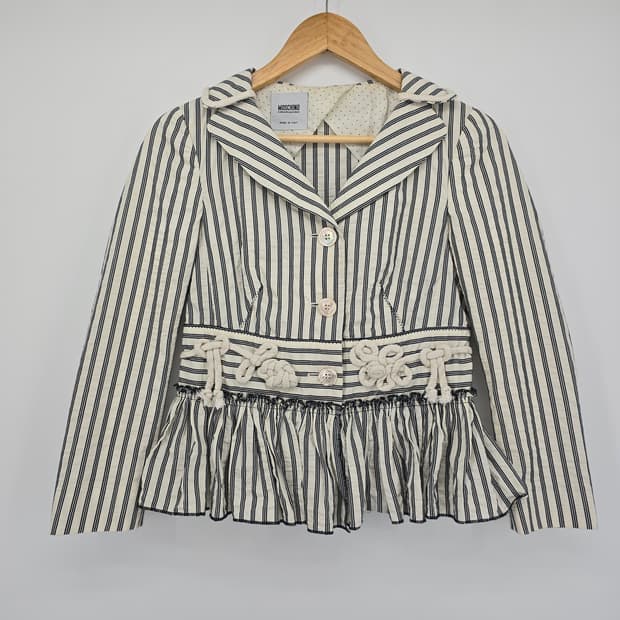 모스키노 스트라이프 크롭 자켓 페플럼 디테일