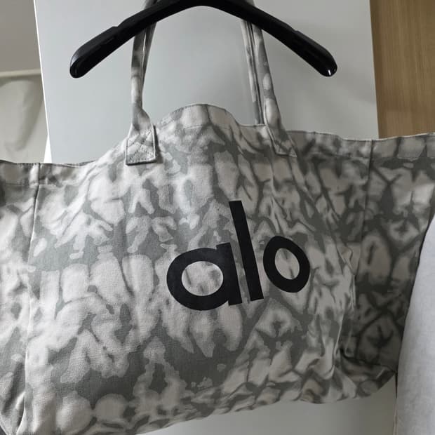 alo 알로 서울 레터링 타이 다이 패턴 토트백