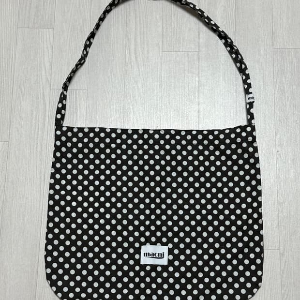 마크니 도트 크로스백