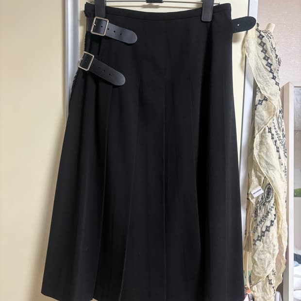 할로미늄 버클 플리츠 스커트 블랙