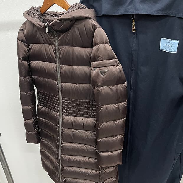 여) 프라다 초코브라운 새틴 롱패딩 