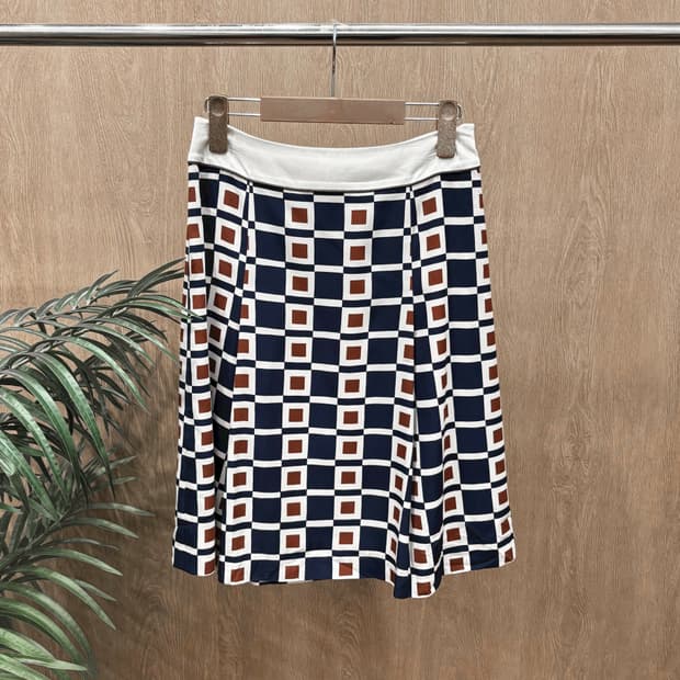  꾸레쥬 미디 스커트 기하학 패턴 허리 패널 디테일 플레어핏 네이비