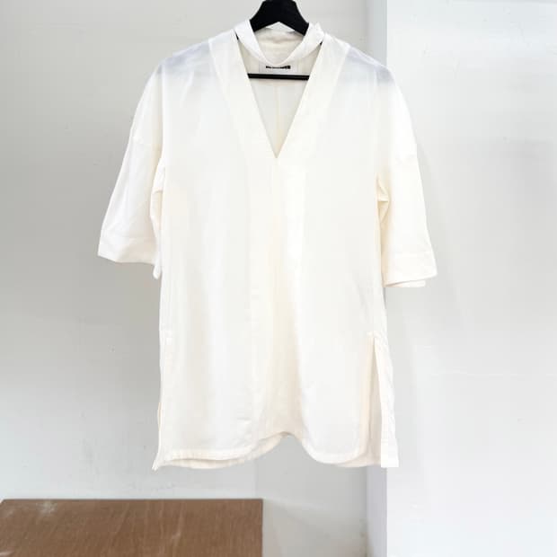 질샌더 아이보리 브이넥 하프 블라우스