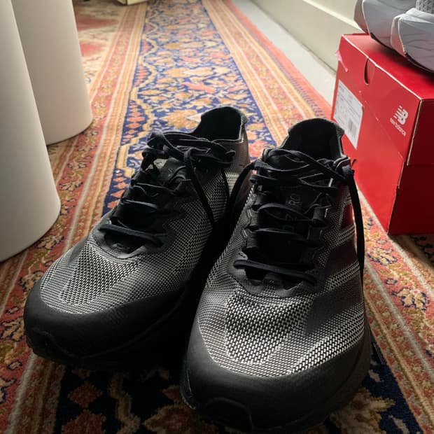 아디다스 ADIZERO 보스턴12 270 런닝화 블랙 색상입니다