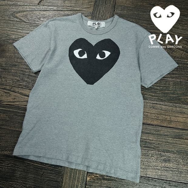 [꼼데가르송] 빅로고 프린팅 반팔티 그레이 P01636