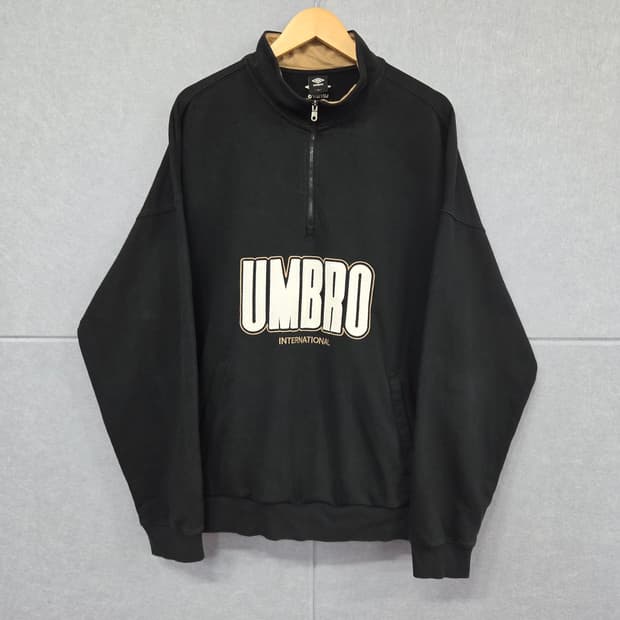 UMBRO 엄브로 스탠넥 레터링 하프집업 맨투맨 블랙