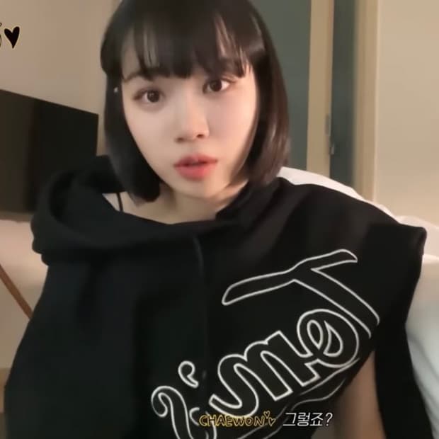 톰스벌스데이 김채원 후드티