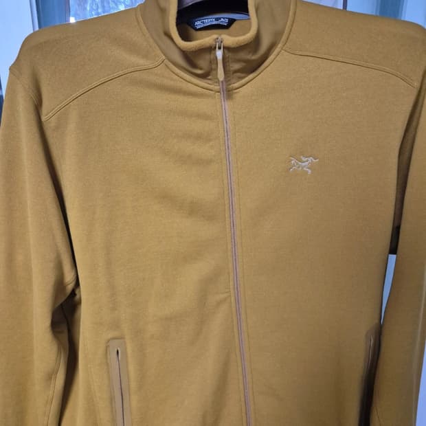 카이어나이트 자켓 XL 판매합니다. 색상은 머스타드 색상이고, 가슴팍에 