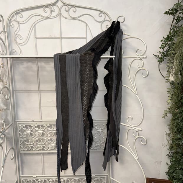 Black & gray grunge dot net knit muffler