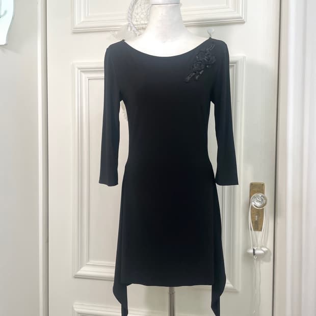 black rose detail ruffle side slit top