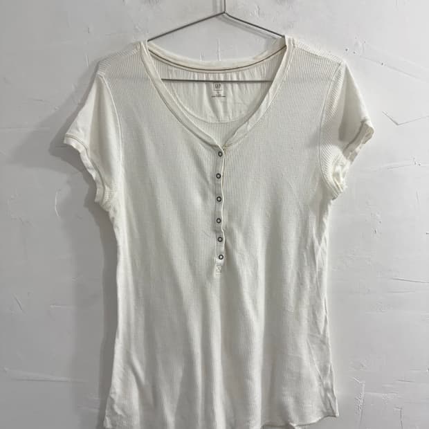 gap white button top