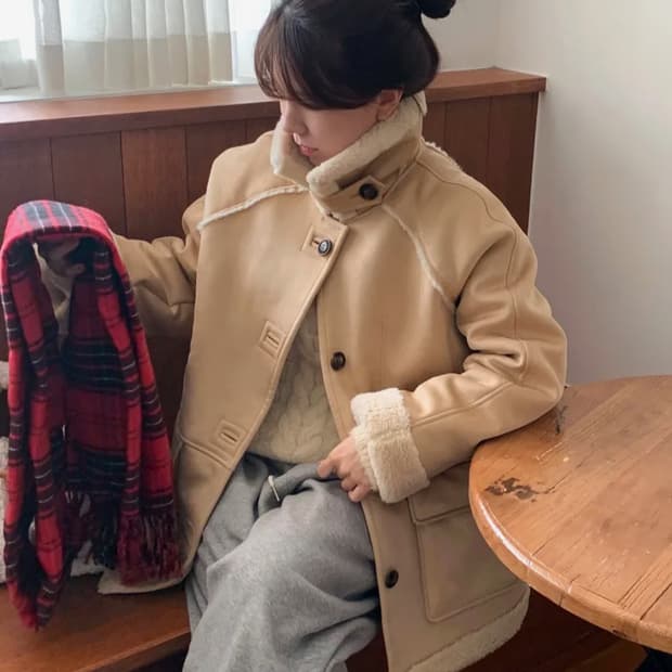 새상품 키뮤어 우먼 무스탕 하프코트 베이지