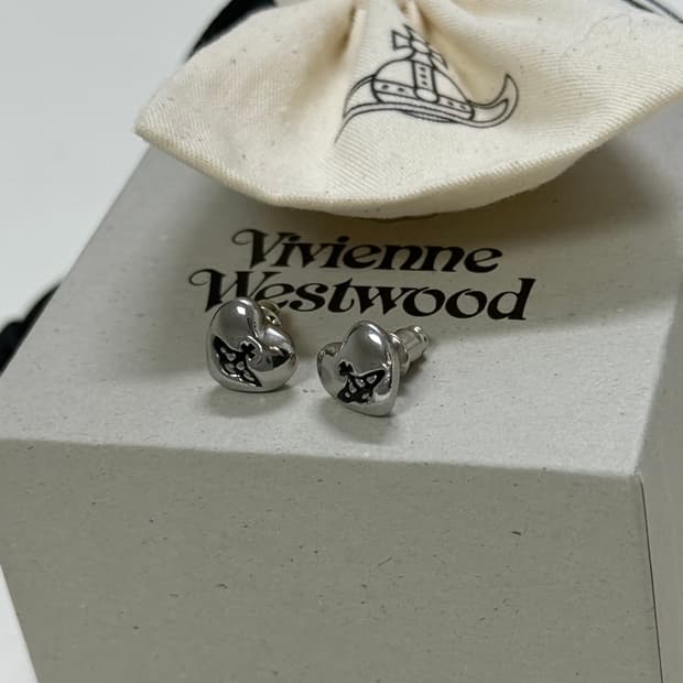 비비안웨스트우드 빈티지 하트 귀걸이