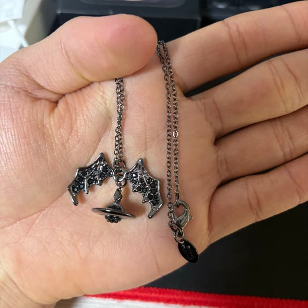 비비안웨스트우드 박쥐 목걸이 판매합니다