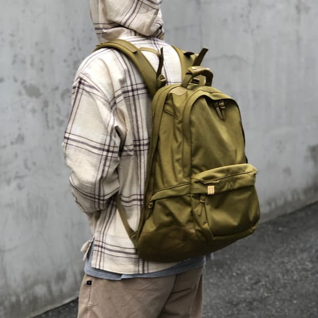 비즈빔 코듀라 백팩 가방 22L 카키 컬러